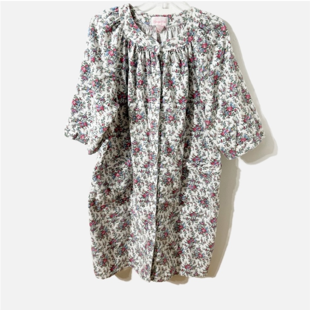 Vintage Carriage Court Floral Mid Sleeve Flannel Snap Front Robe Rounded Neck